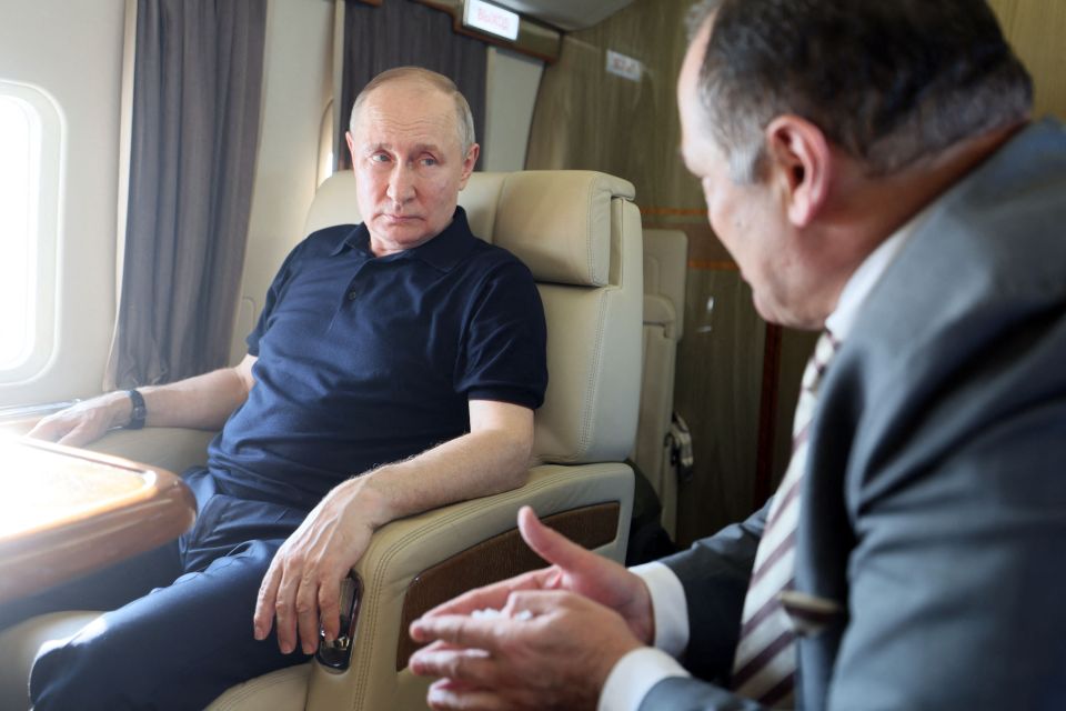 It's thought Putin's inner circle might be ready to pounce to topple the Russian tyrant