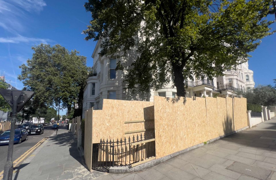 Millionaires boarded up their Notting Hill homes amid fears of violence and disorder