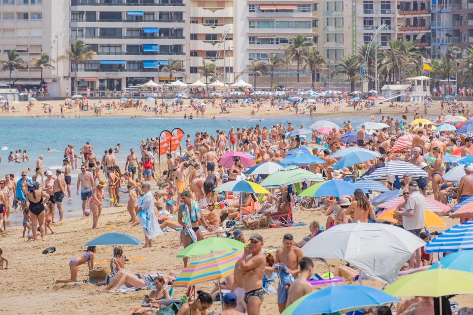 Brits and other tourists packing the beaches on Gran Canaria earlier this week