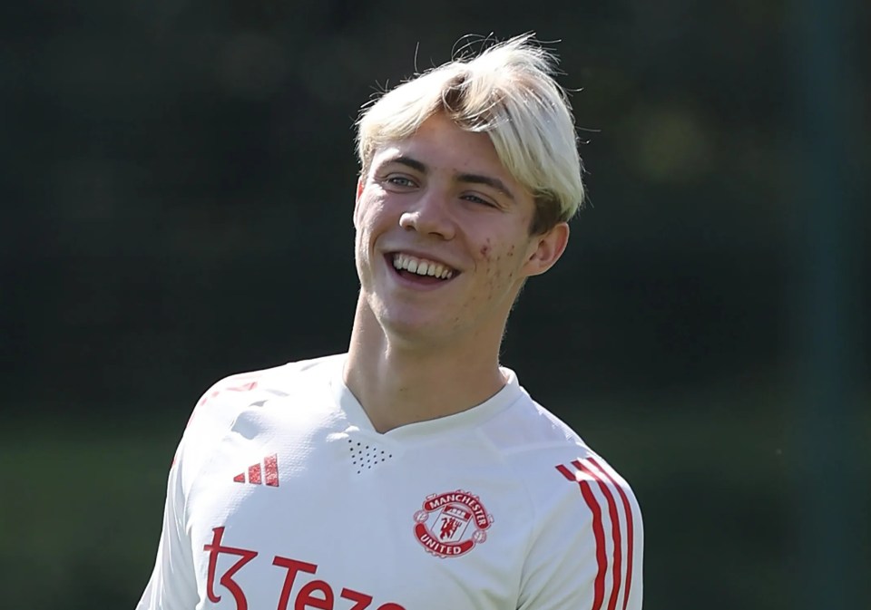 Rasmus Hojlund will wear No17 for Manchester United