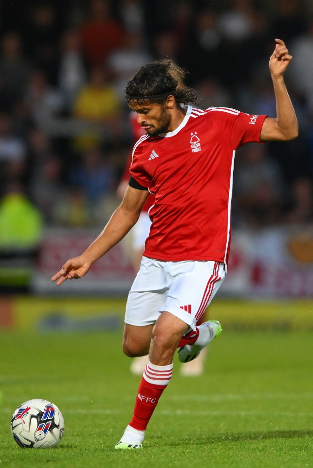 Nottingham Forest go without a sponsor for this clean-cut red home kit