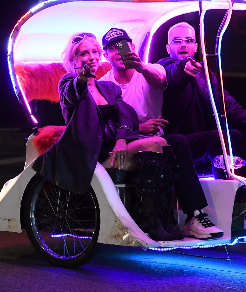 The pair looked like they were enjoying a fun rickshaw ride through London