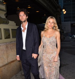  Sienna Miller and her boyfriend, Oli Green, at the 2023 The Prince's Trust Gala on April 27, 2023, in New York City