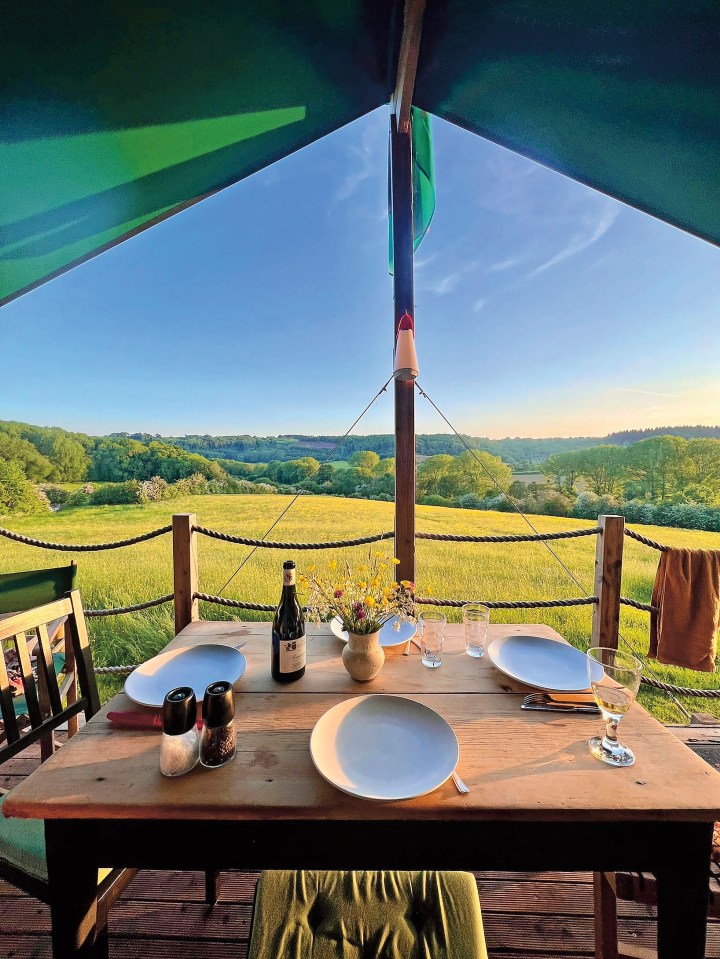 Safari tent Hakuna Matata is homely, with a rustic African theme