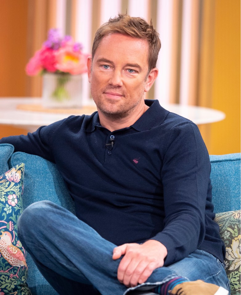  Simon Thomas is a popular presenter with over 20 years of broadcasting experience