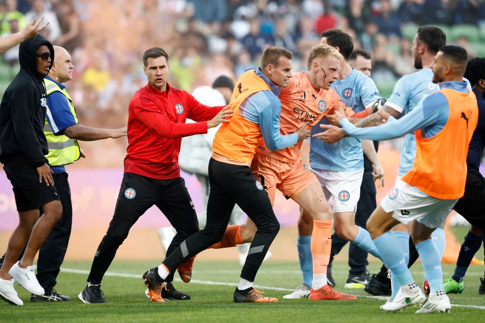 Players and staff were on hand to help escort the shot-stopper away from the situation