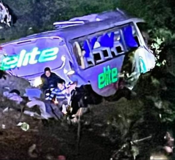 A zoomed picture shows the crashed vehicle in the ravine