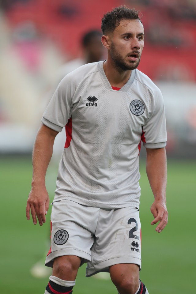 Oh dear, Errea have made an error here with this dull, bland grey away kit – Sir Alex Ferguson will be having nightmares