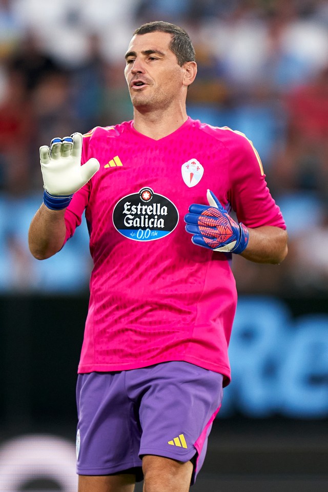 Iker Casillas donned his gloves once again as All Stars International took on Lendas Celestes in a friendly match