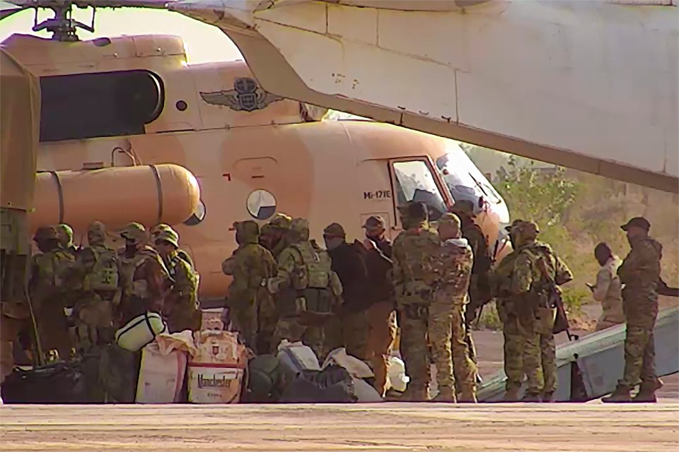 French military shows Russian mercenaries boarding a helicopter in Northern Mali