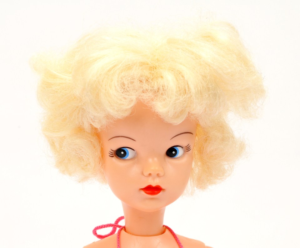 Marilyn Sindy was released in 1968 with curly blonde hair and red lips