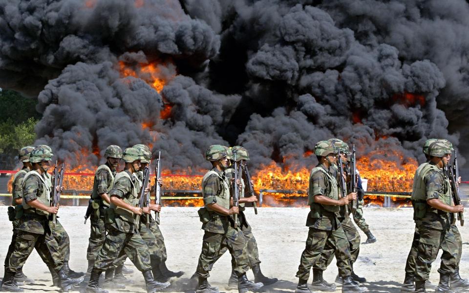 Soldiers burn mounds of cocaine in the troubled state of Colima