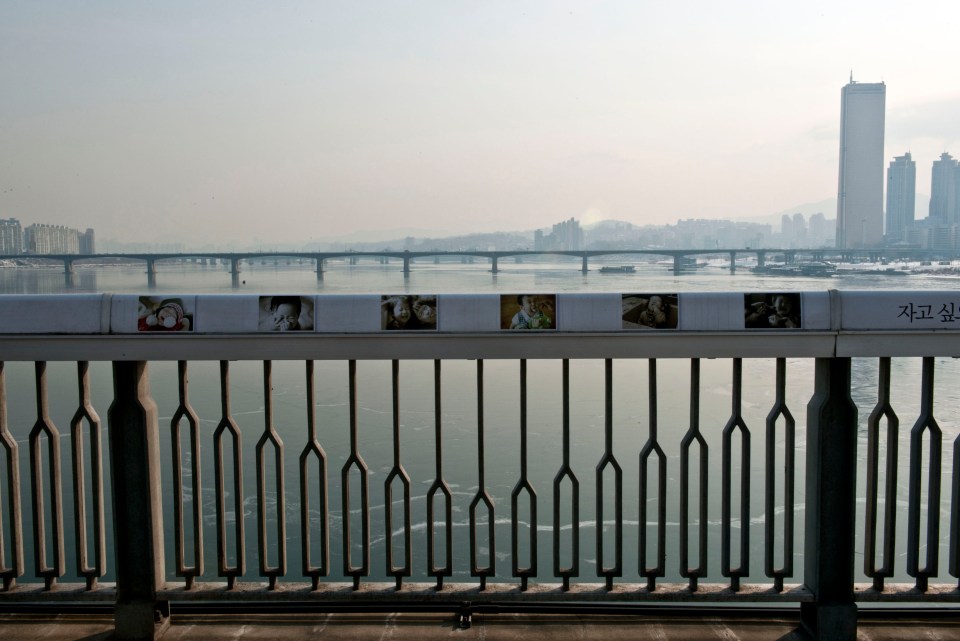 Pictures of children were added to Mapo Bridge railings to dissuade potential suicides