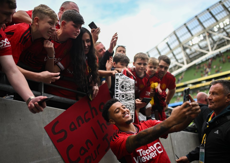 The star delighted fans with a selfie during pre-season