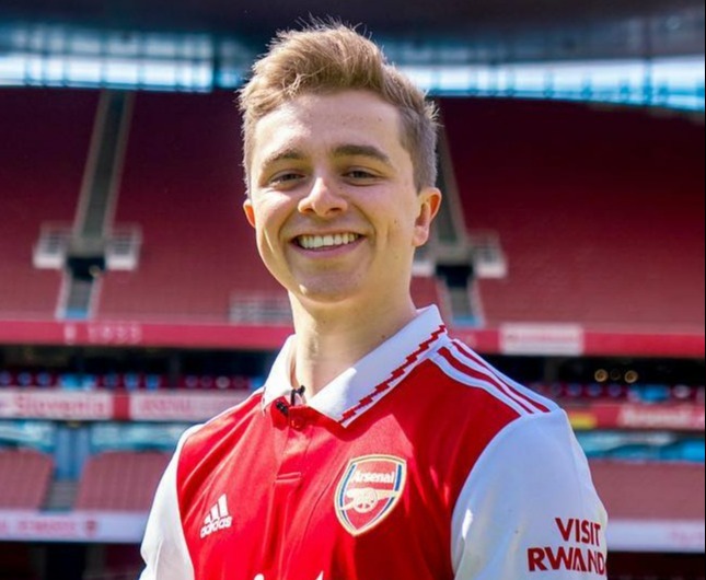 ChrisMD is a YouTuber who streams Fifa video games