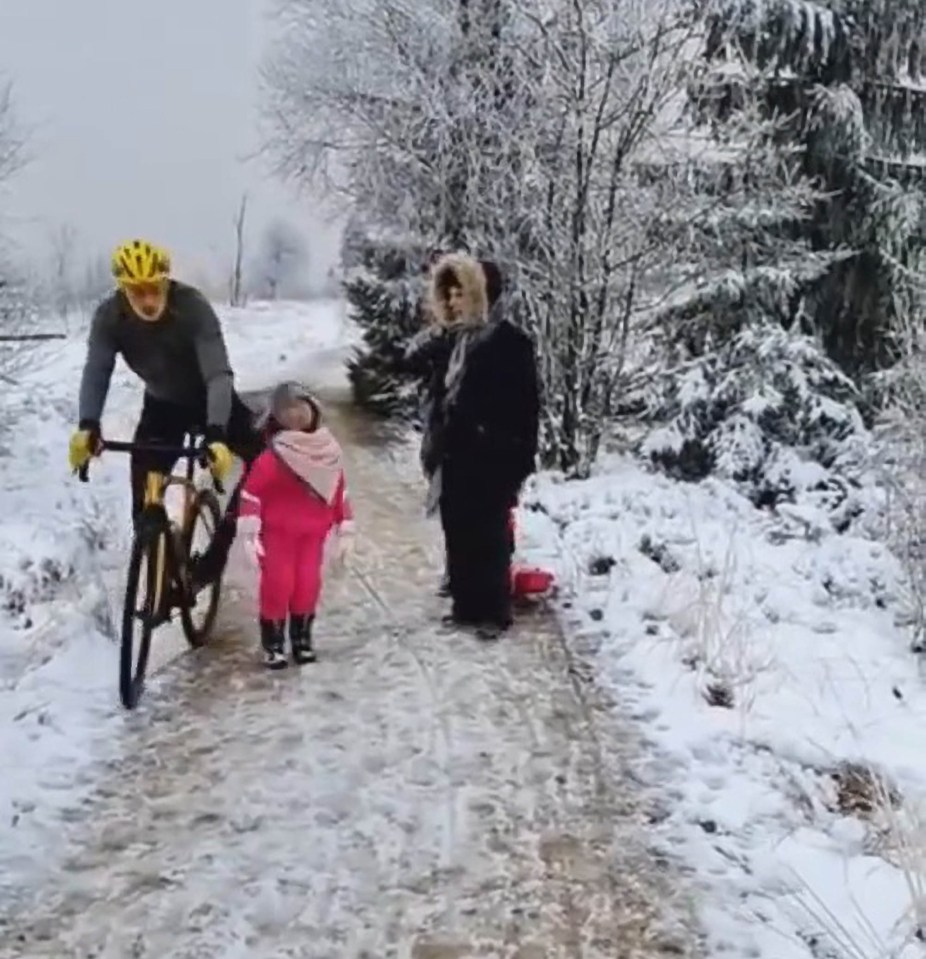 Footage showed the cyclist sticking his knee out