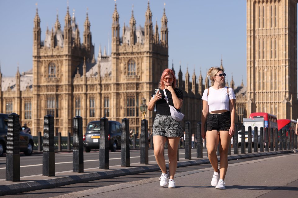 Commuters brave hot weather in London this morning near Parliament on Westminster Bridge. ....05/09/2023....Belinda Jiao..jiao.bilin@gmail.com..07598931257