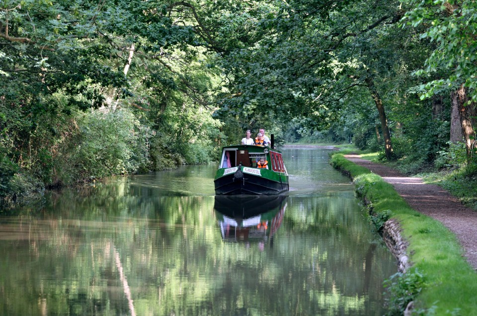 BPPPT5 A narrowboat on the Oxford Canal, near Brinklow, Warwickshire.