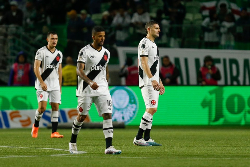 SAO PAULO, BRAZIL - AUGUST 27: Players of Vasco da Gama react after losing the match between Palmeiras and Vasco da Gama as part of Brasileirao Series A 2023 at Allianz Parque on August 27, 2023 in Sao Paulo, Brazil. (Photo by Ricardo Moreira/Getty Images)