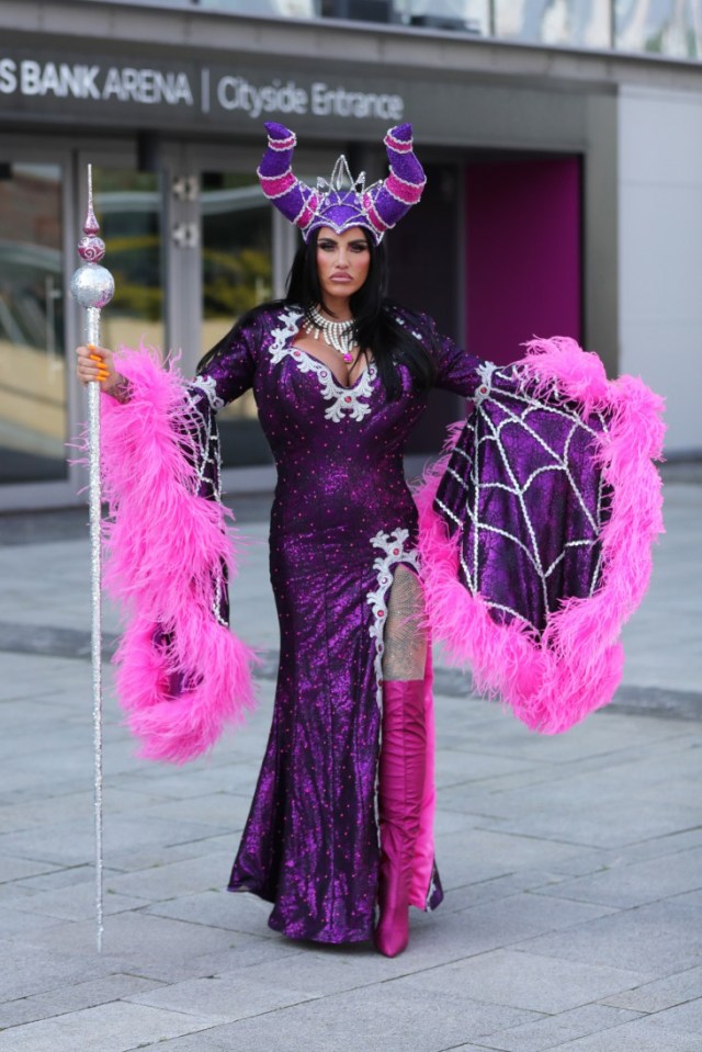 Katie donned a eye-catching outfit as she prepared for her panto role