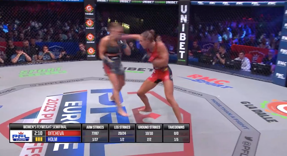 Dakota Ditcheva won her semi-final by KO