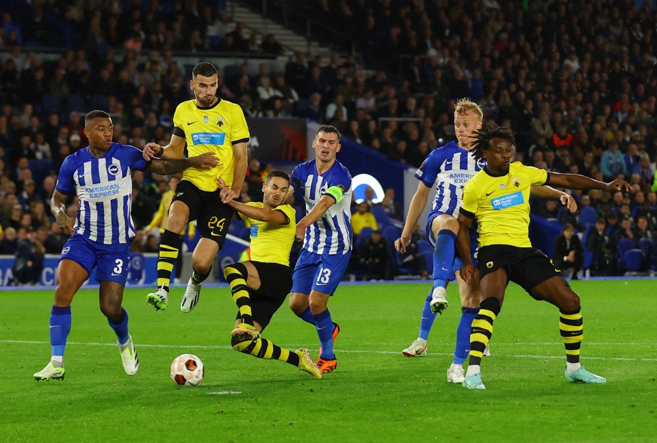 You can see that Mijat Gacinovic was a little fortunate with this goal for AEK