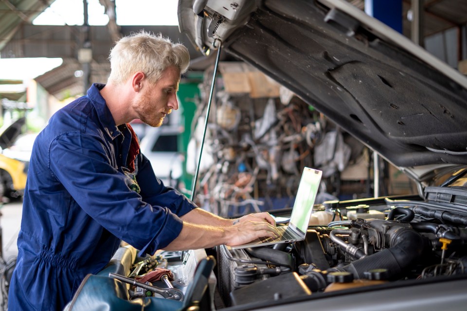 Expert mechanics have revealed the signs you need to be aware of that a car's engine needs professional attention