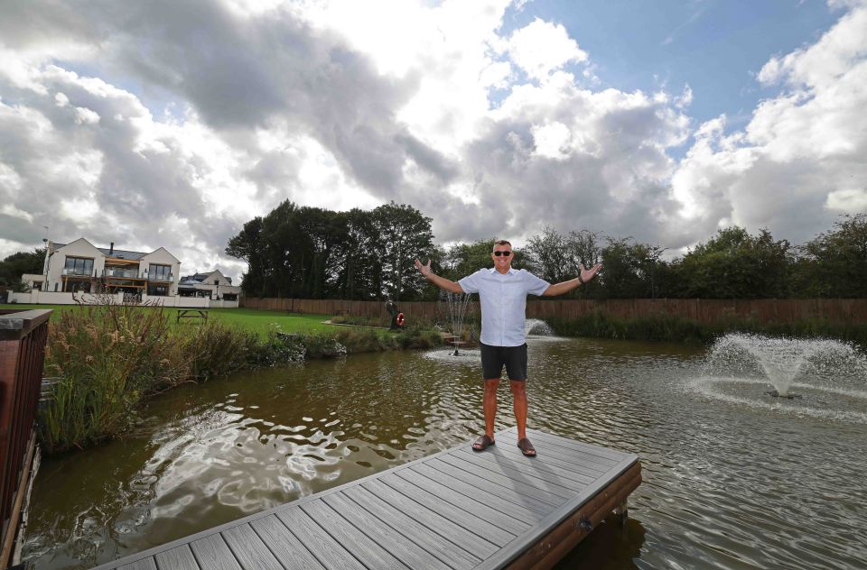 His Nottinghamshire property features artificial lake and accompanying lodge.