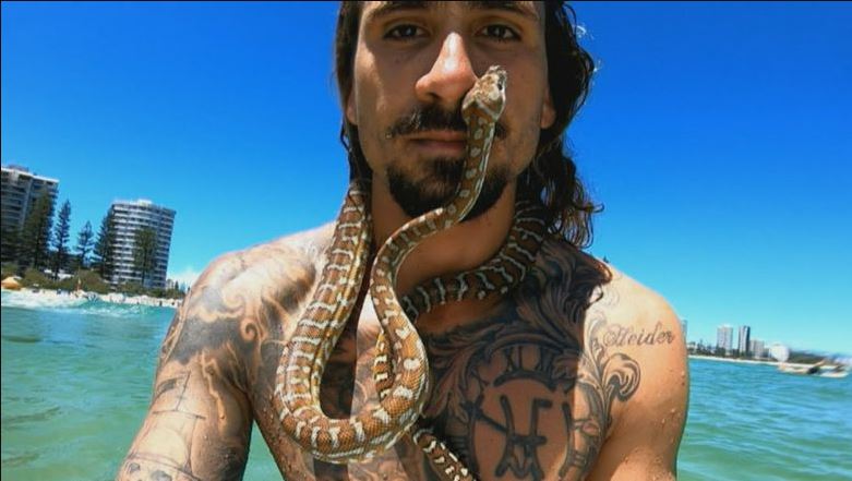 Higor Fiuza is in trouble for taking his pet python surfing