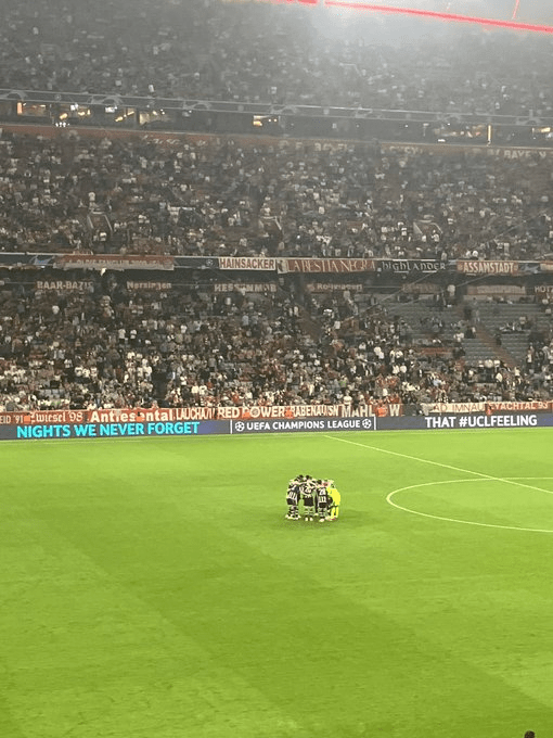 United players formed a huddle before the second period began versus Bayern