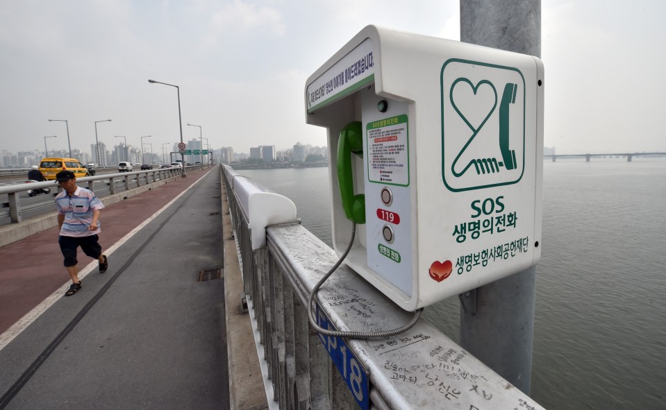 Mapo Bridge also now has emergency telephones