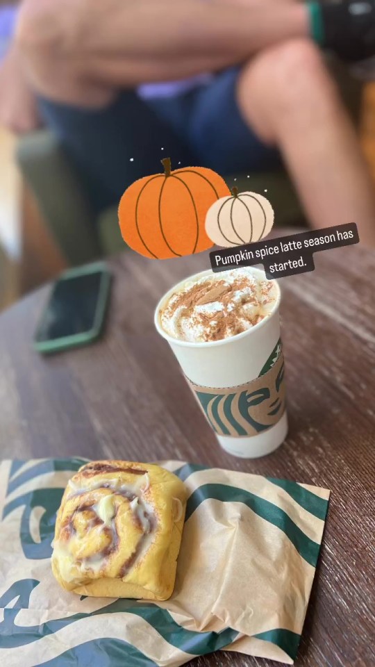 The couple enjoyed a latte together in Starbucks