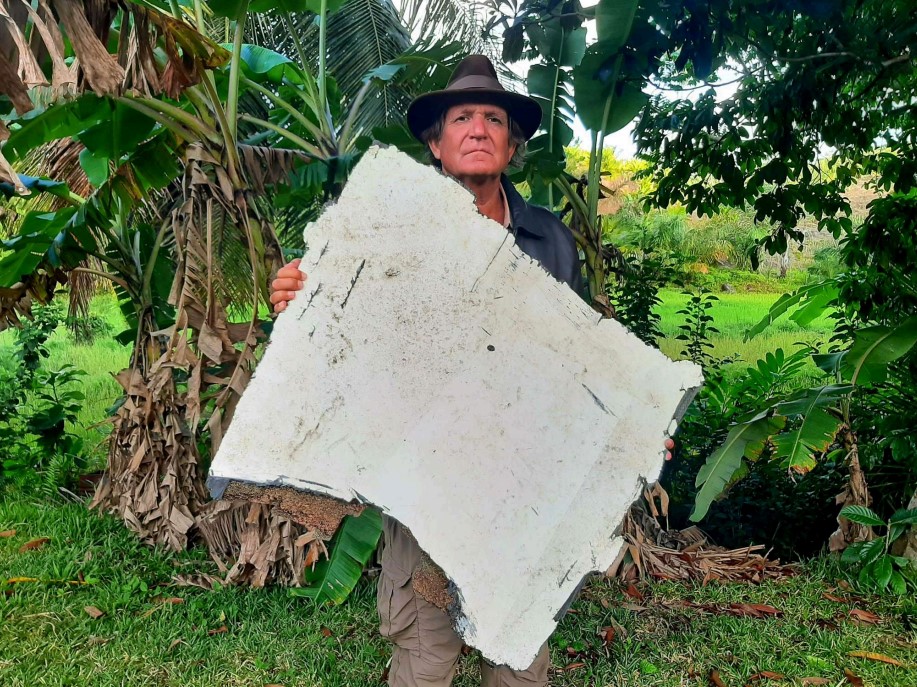 Blaine Gibson holding what he believes to be MH370 debris