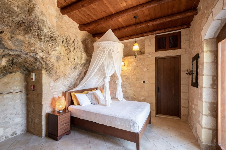 The cave-studio is located in the village of Kalyviani in Crete