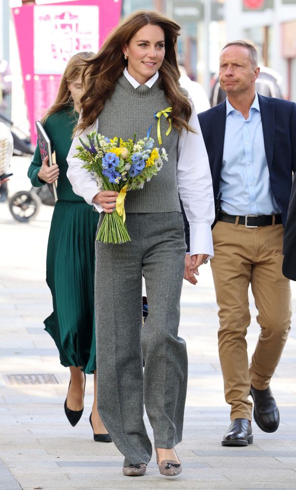 Kate is presented with a simple bouqet in the colours of the Ukrainian flag at the Vsi Razom Community Hub in Berkshire