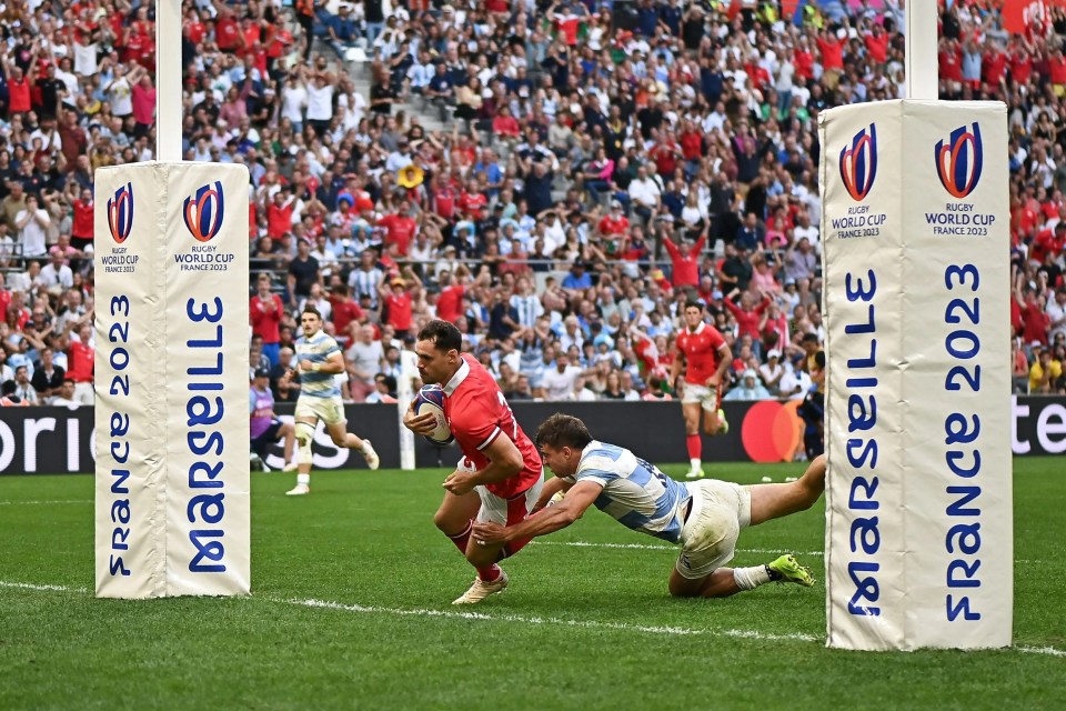 Tomos Williams scores for Wales