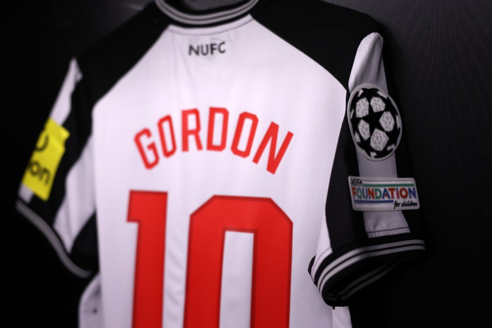 Anthony Gordon starts against PSG tonight