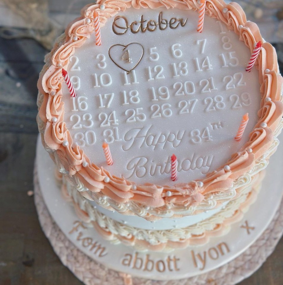 She was sent a vintage-style cake from jewellery brand Abbott Lyon