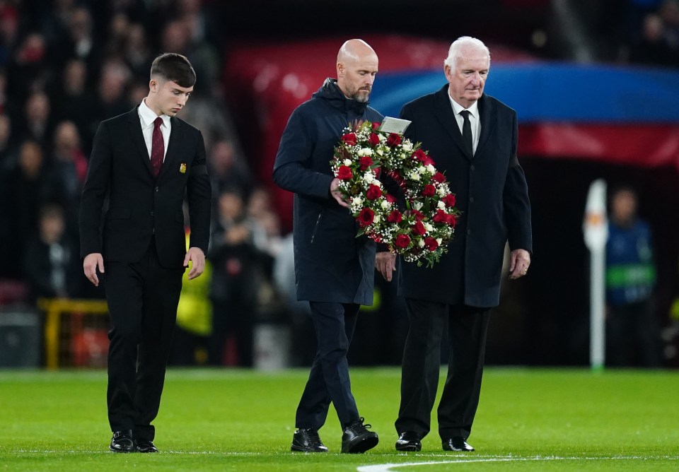 Erik ten Hag (C), Dan Gore (L) and Alex Stepney (R) walked to the centre circle with a wreath