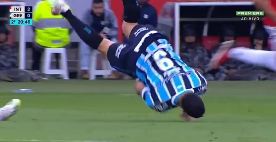 Luis Suarez performed a hilarious faceplant in Germio's clash against Internacional