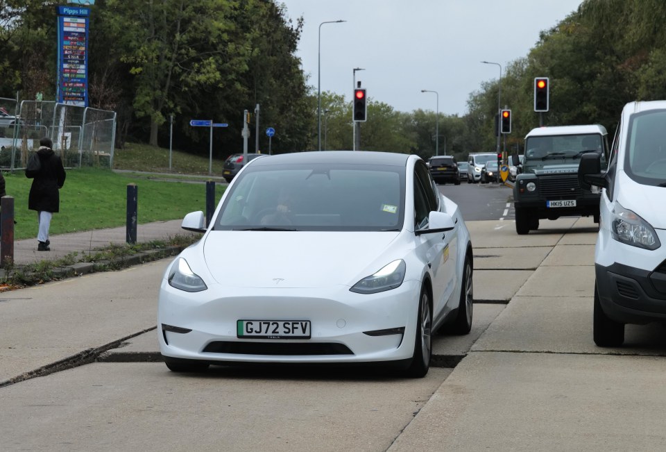 This Tesla attempts to negotiate the bumpy road conditions that one driver claims caused a truck's tyres to blow