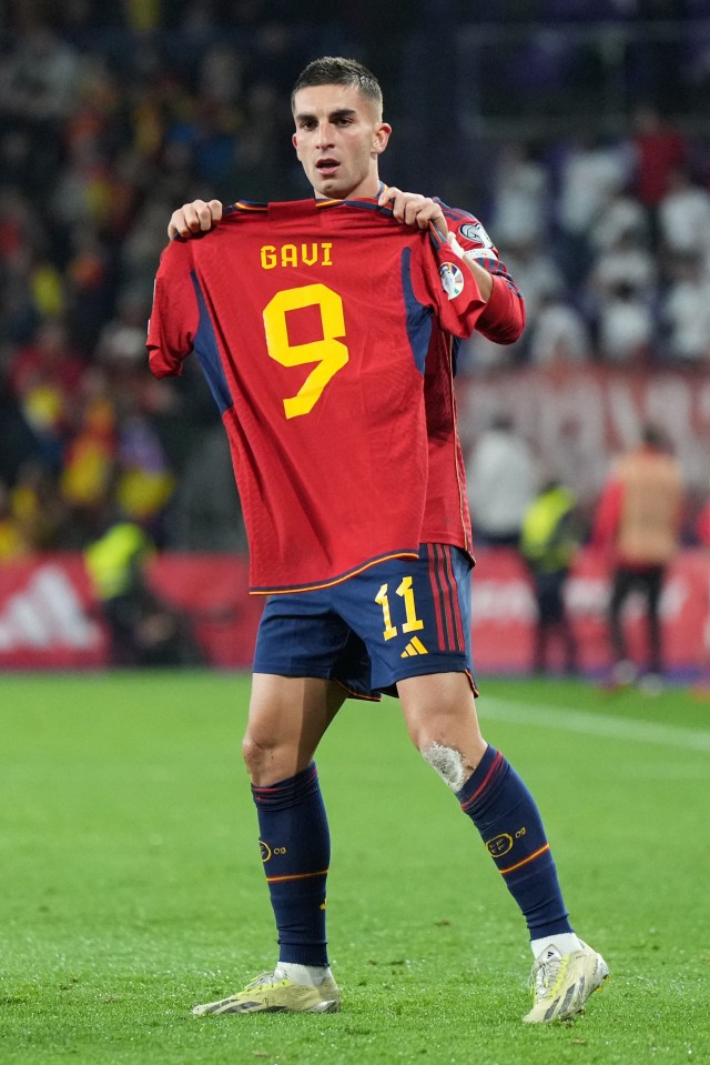 Ferran Torres holds teammate Gavi’s jersey up after scoring