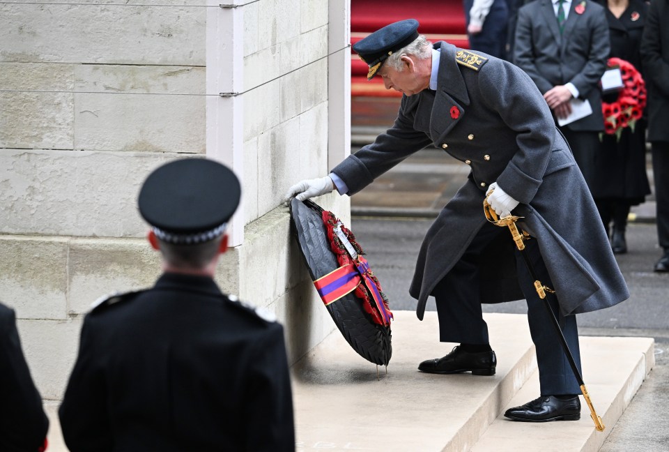 The King laid a wreath at the foot of the Cenotaph