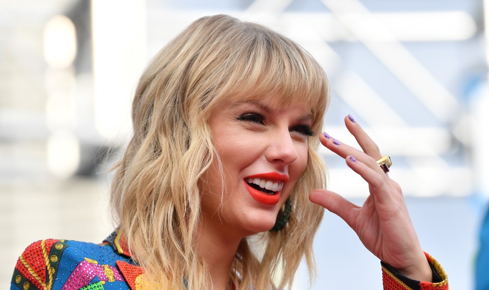 Taylor was spotted with a chipped tooth after a microphone accident