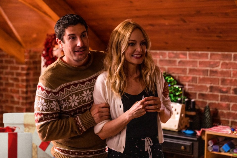 Best. Christmas. Ever! (L to R) Jason Biggs as Rob, Heather Graham as Charlotte in Best. Christmas. Ever! Cr. Scott Everett White/Netflix © 2023.