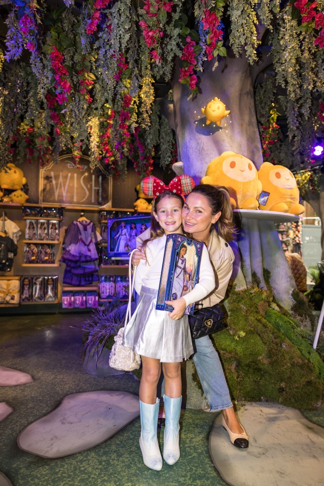 *** FREE FOR EDITORIAL USE ***
Sam Faiers, with family, pictured today at The Disney Store on London's Oxford Street, as the 2023 festive season kicked off in enchanting style during an exclusive VIP event co-hosted by Disney Store and shopDisney.