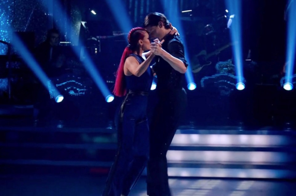 Dianne and Bobby looked like they almost kissed during their performance over the weekend