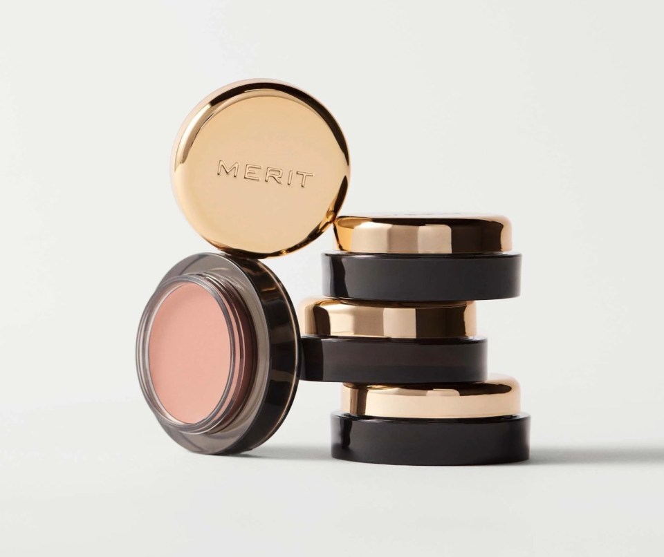 Individual pots of luxurious cream-to-powder eyeshadow