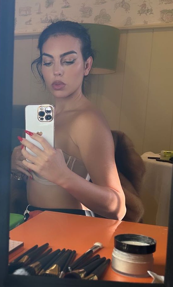 Georgina Rodriguez flashed her bra in sexy mirror selfie