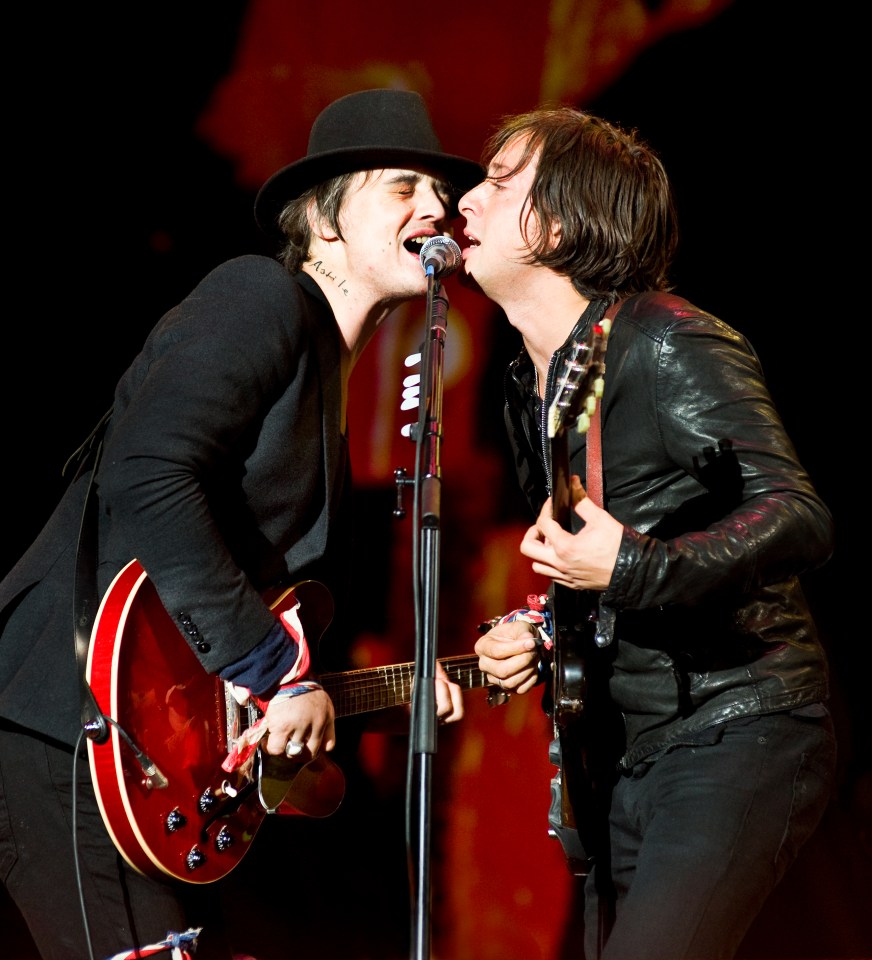 Carl and Pete performing live on stage at Reading Festival in 2010